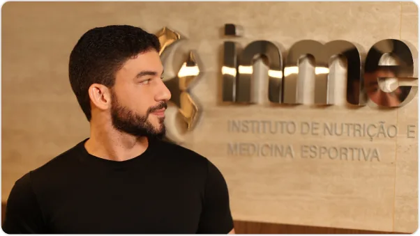 Dr. Ítalo César diante do letreiro do INME — Instituto de Nutrição e Medicina Esportiva