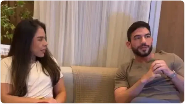 Casal sentado no sofá durante consulta de acompanhamento no INME
