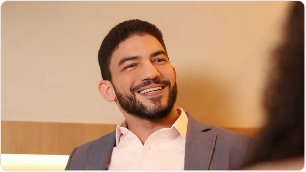 Dr. Ítalo César de terno, sorrindo durante uma consulta de acompanhamento