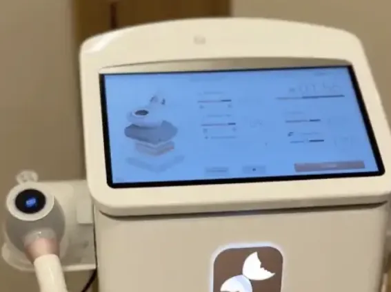 Equipamento de estética corporal com tela sensível ao toque no consultório do INME
