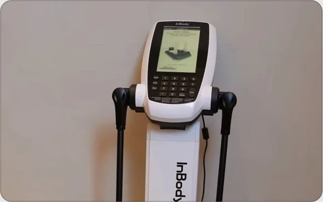 Aparelho de bioimpedância InBody instalado no consultório do INME